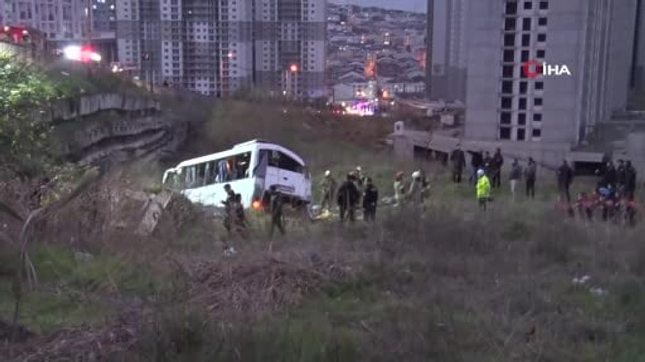Esenyurt'ta servis minibüsü devrildi: 2 ölü, 9 yaralı