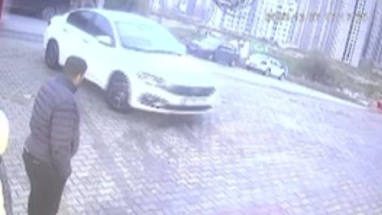 Esenyurt'ta servis minibüsü kazasının güvenlik kamerası görüntüsü ortaya çıktı