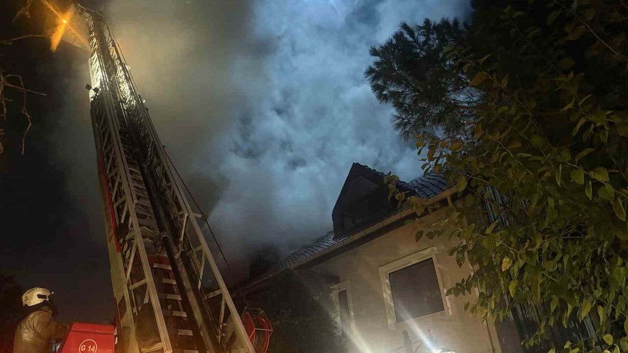 Esenyurt’ta Villanın Çatı Yangını Bitişik Eve Sıçradı