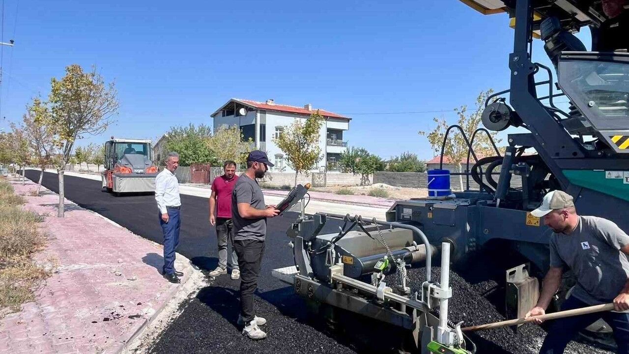 Eskil'de 25 Bin Ton Asfaltla 12 bin 215 Metre Yol Yenilendi