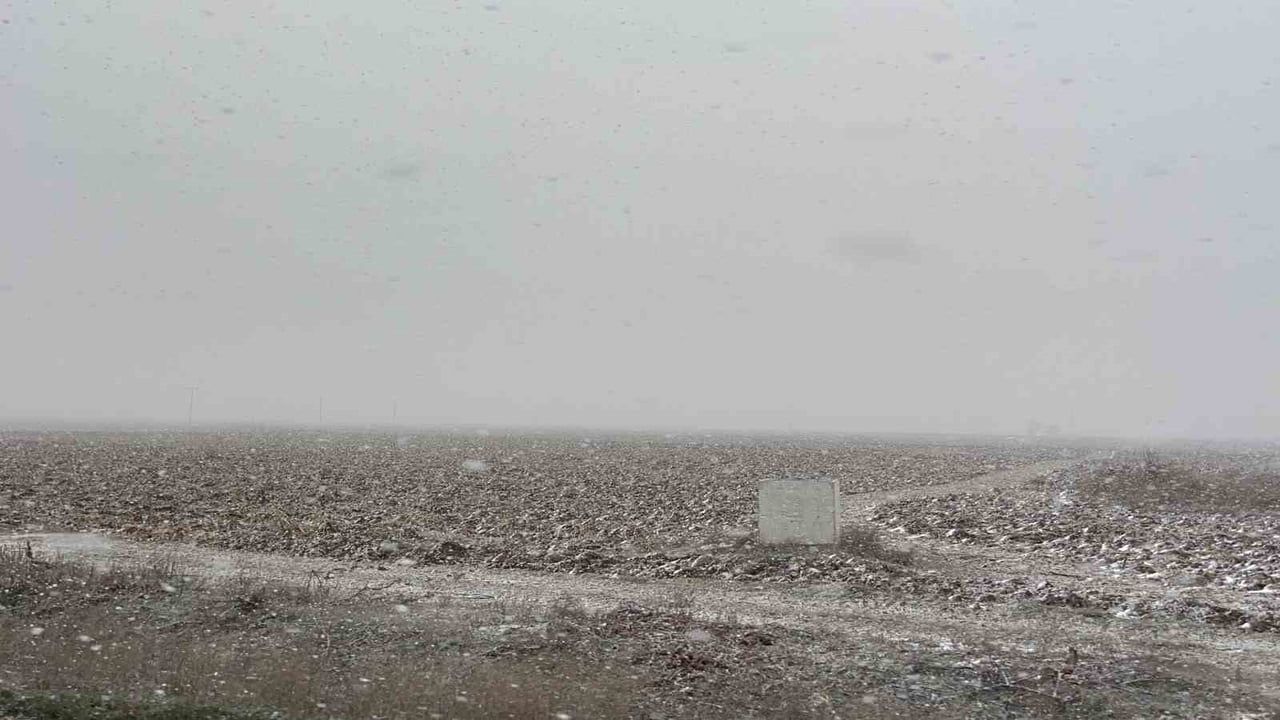 Eskişehir-Ankara kara yolunda tipi ve sis trafikte aksamalara neden oldu