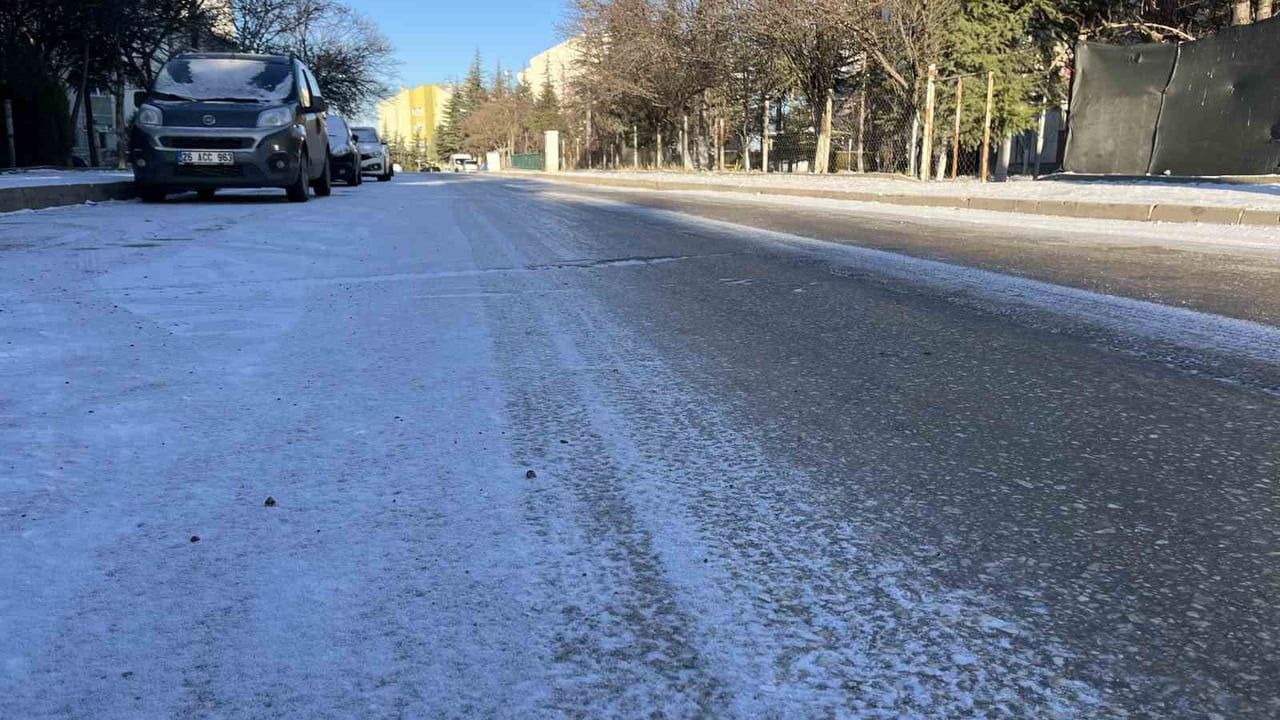 Eskişehir Çankaya’da Yollar Buz Pistine Döndü: Tuzlama Talebi Arttı