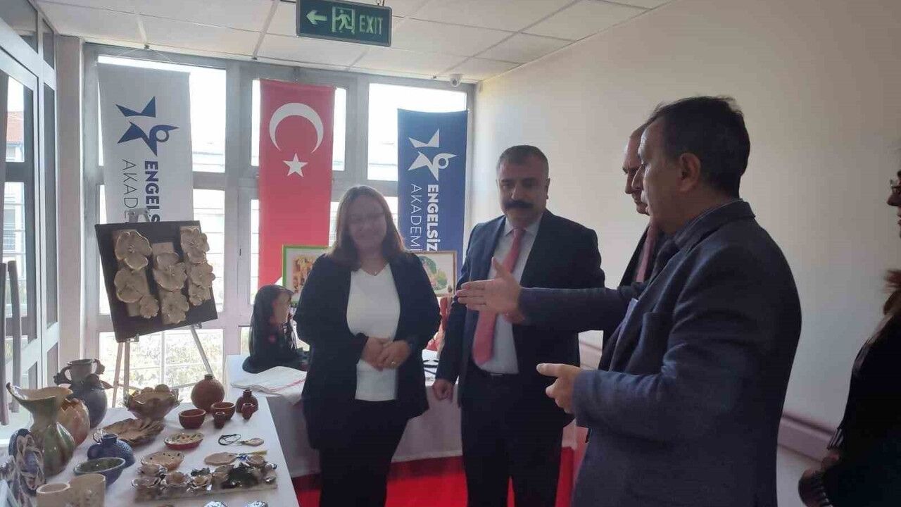 Eskişehir'de 3 Aralık Dünya Engelliler Günü Sergisi'nde Özel Bireylerin Eserleri