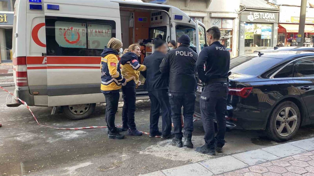Eskişehir'de Alkollü Adam Ambulansı Reddetti: Gözyaşlarıyla İkna Edildi