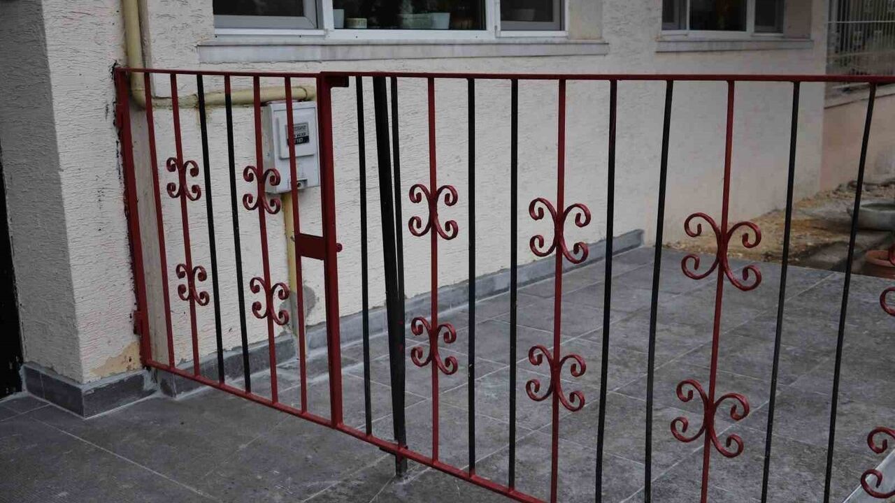 Eskişehir'de Apartmanı Kırmızı-Siyaha Boyadılar: Eskişehirspor Sevgisi Sokakta