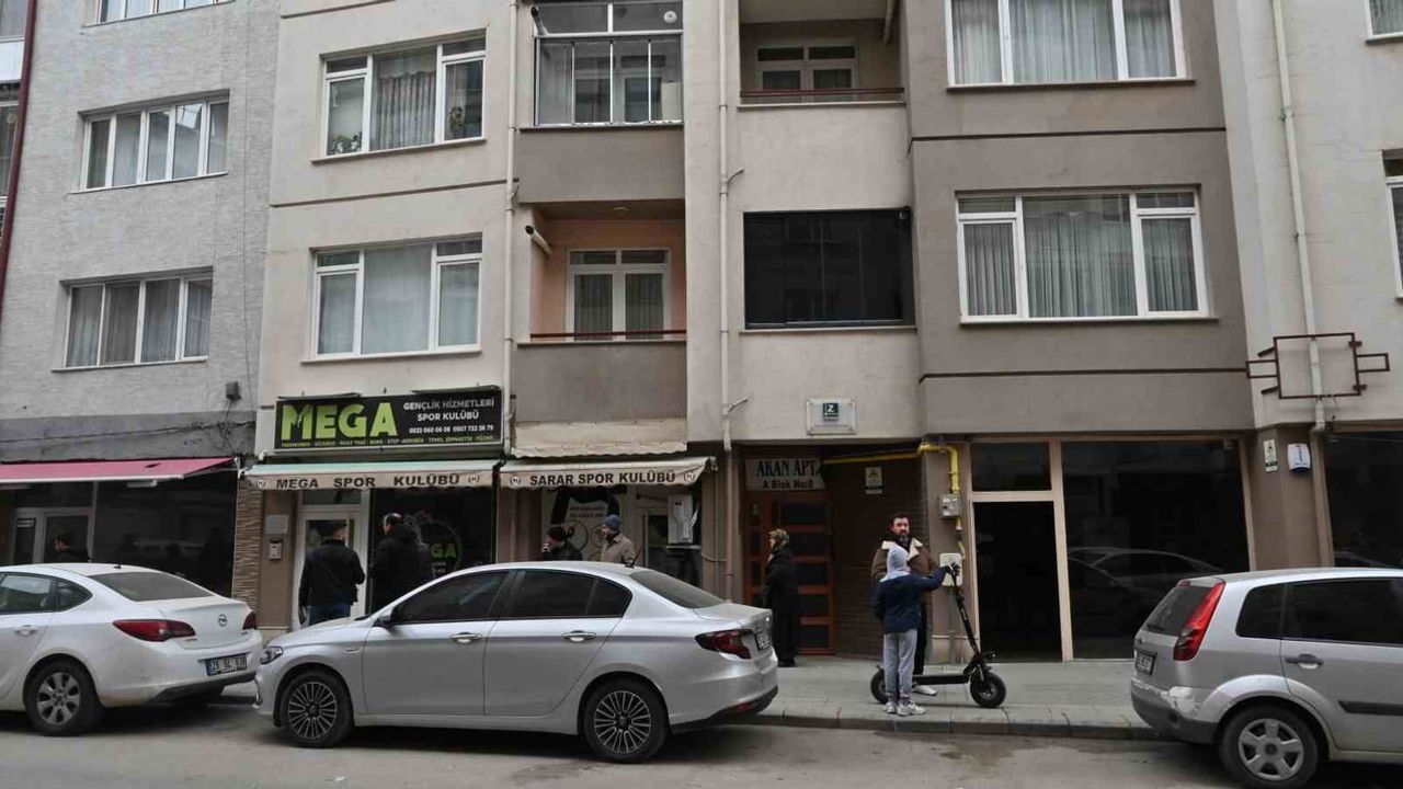 Eskişehir'de Bıçaklanan Genç Hastaneye Kaldırıldı — Fail Aranıyor