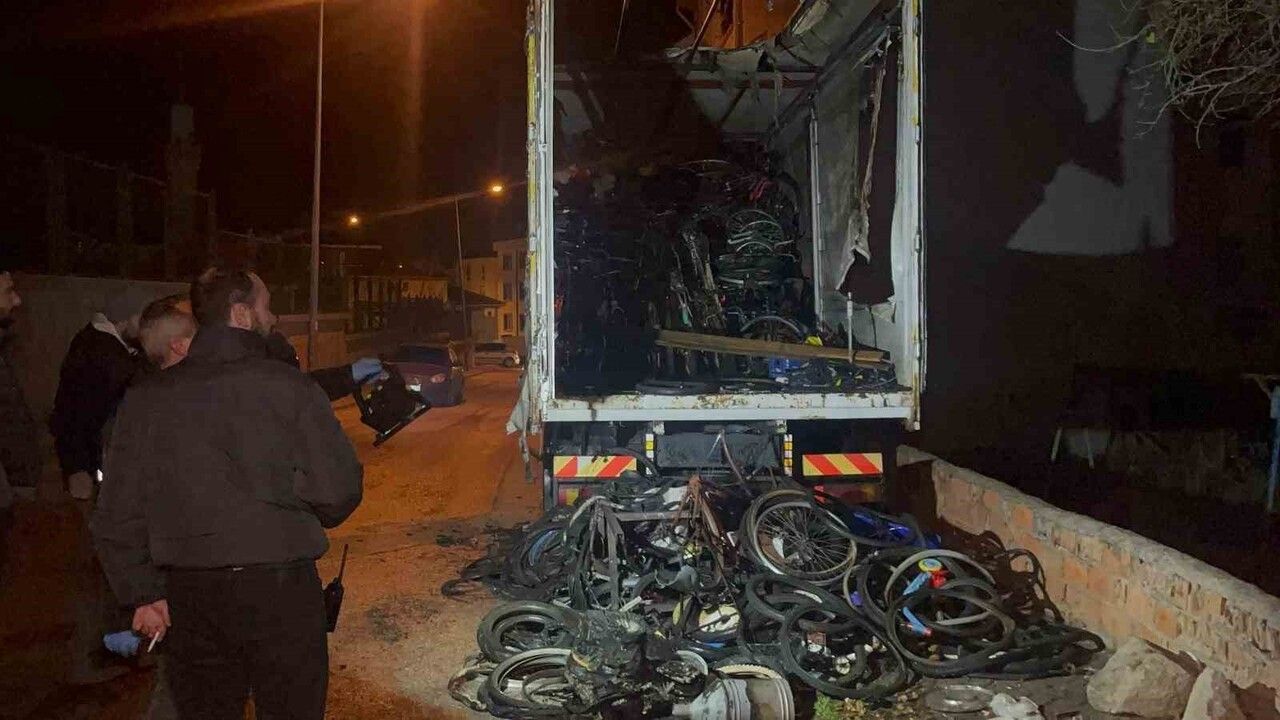 Eskişehir'de bisiklet yüklü kamyonda yangın: İtfaiye söndürdü, polis soruşturuyor