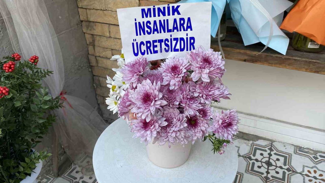 Eskişehir'de Çiçekçi Kısalan Çiçekleri Çocuklara Ücretsiz Veriyor