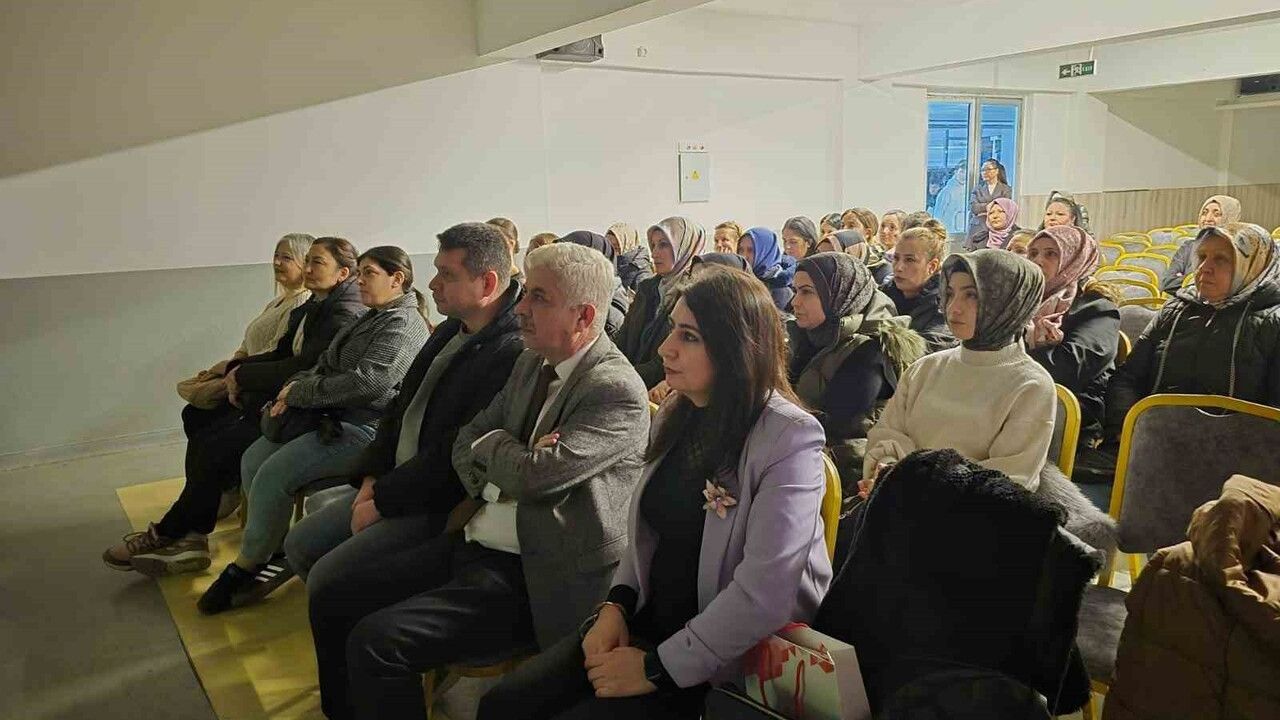 Eskişehir'de Dijital Tehditlere Karşı Bilinçlenme Semineri: Velilere Dezenformasyon ve Güvenlik Eğitimi