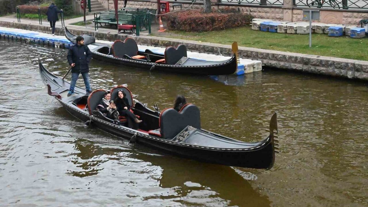 Eskişehir’de Dondurucu Havada Gondol Keyfi Sürüyor
