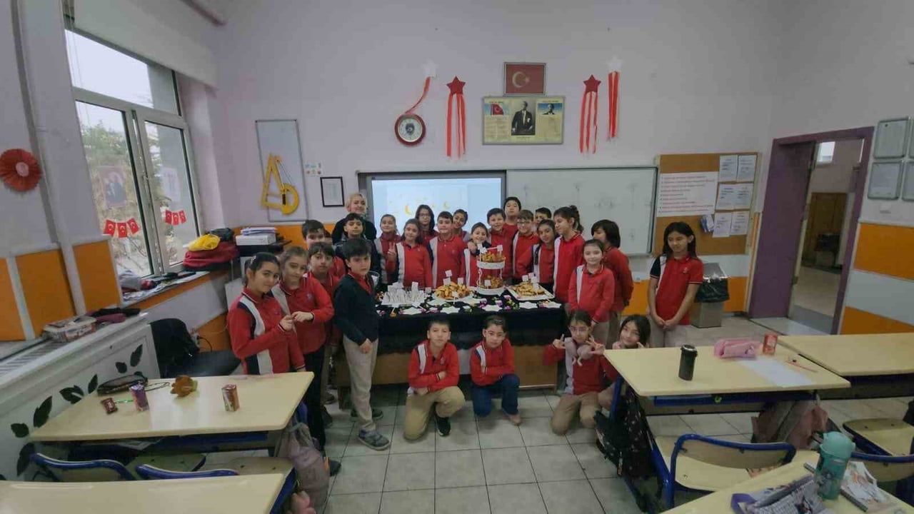 Eskişehir'de Dumlupınar İlkokulu 4/D Regaip Kandili'ni Sınıfta Kutladı