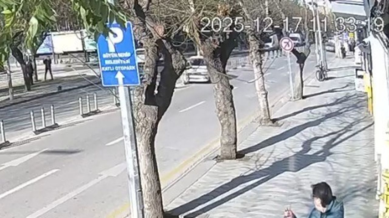 Eskişehir’de elektrikli bisiklet otomobile yandan çarptı: Sürücü ağır yaralı