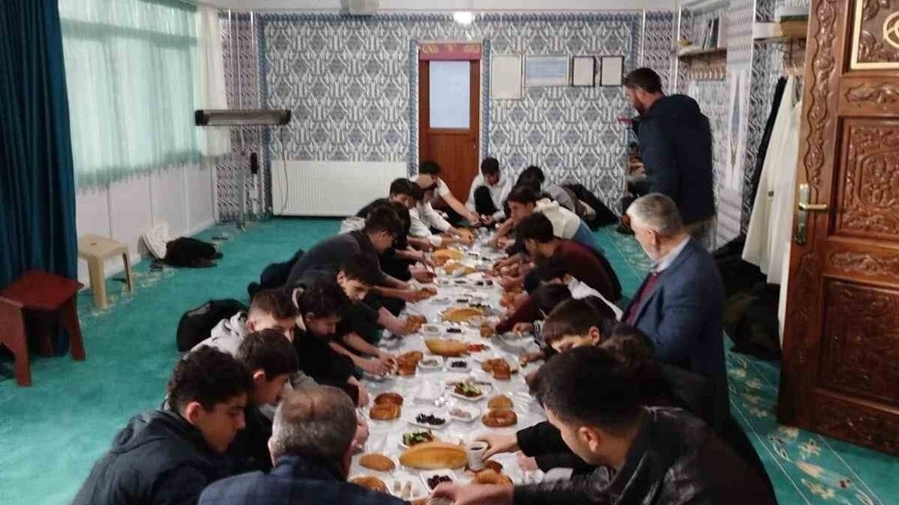 Eskişehir’de Fen Lisesi Öğrencileri Hisar Camii’nde Sabah Namazında Buluştu