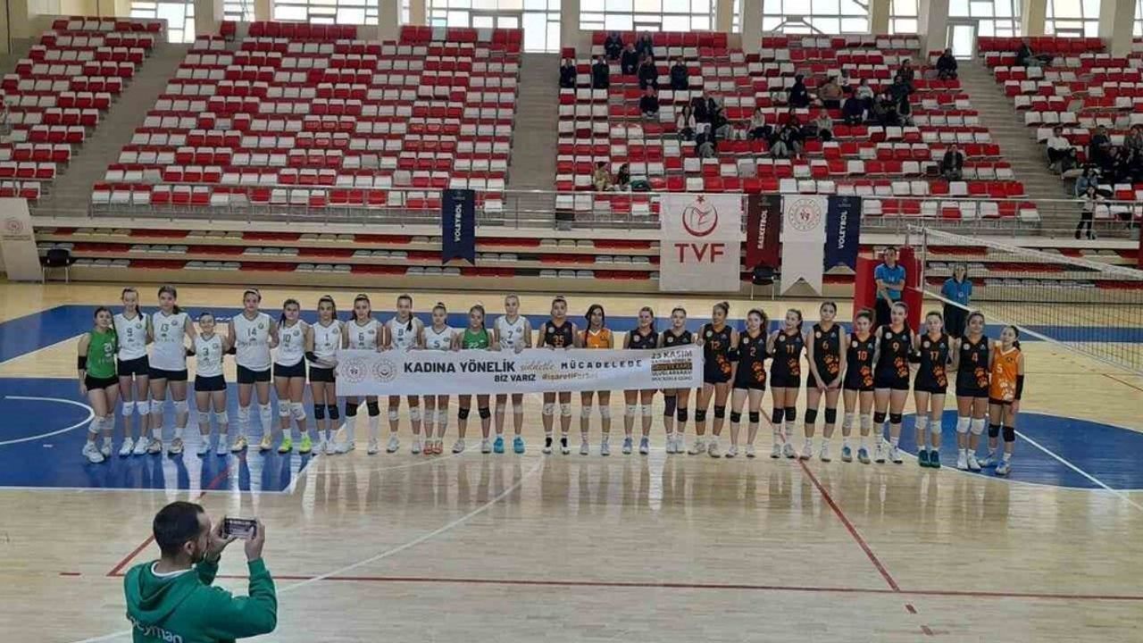 Eskişehir'de Genç Sporculardan 'Kadına Yönelik Şiddetle Mücadelede Biz Varız' Pankartı