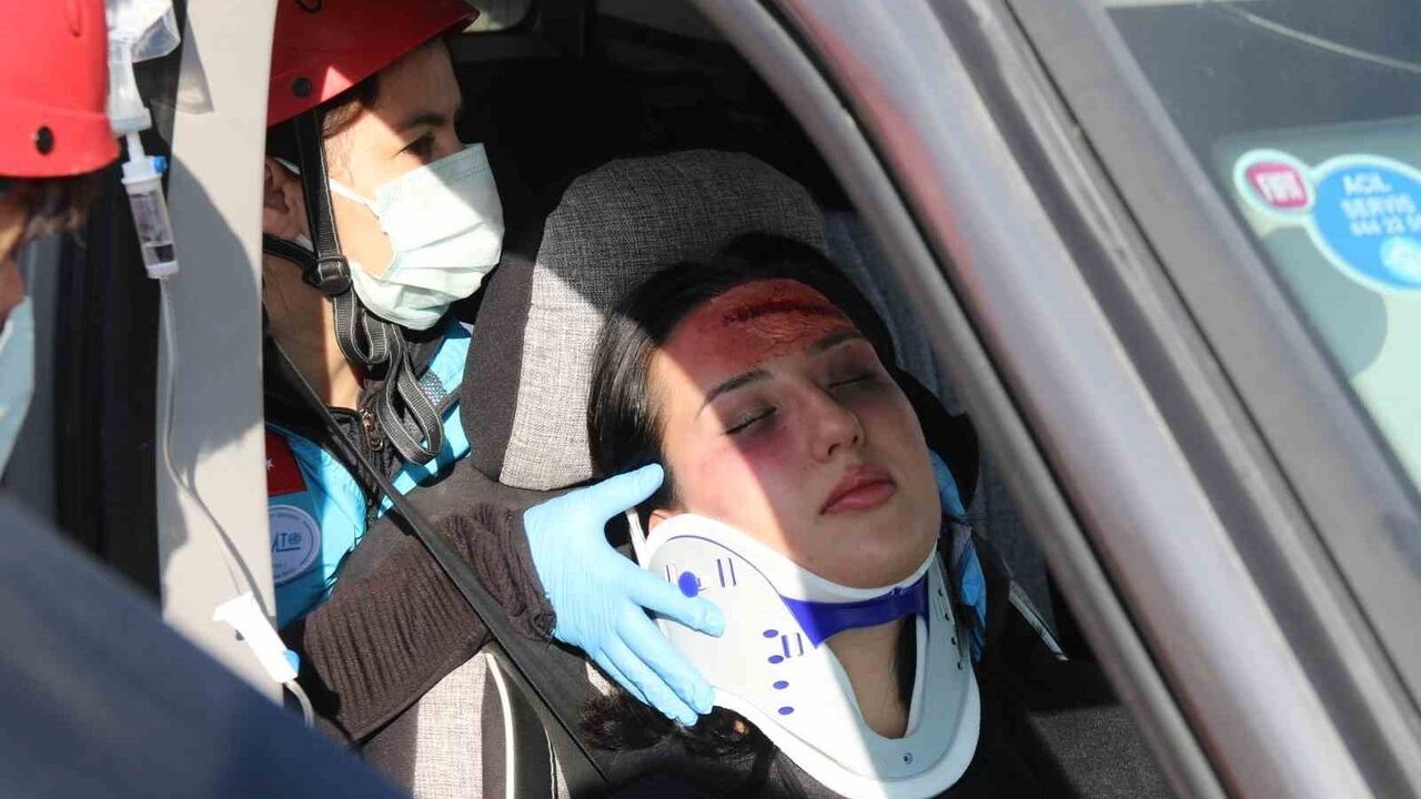 Eskişehir'de Gerçeğini Aratmayan Kaza Tatbikatı: 26 Personel, 9 Araç