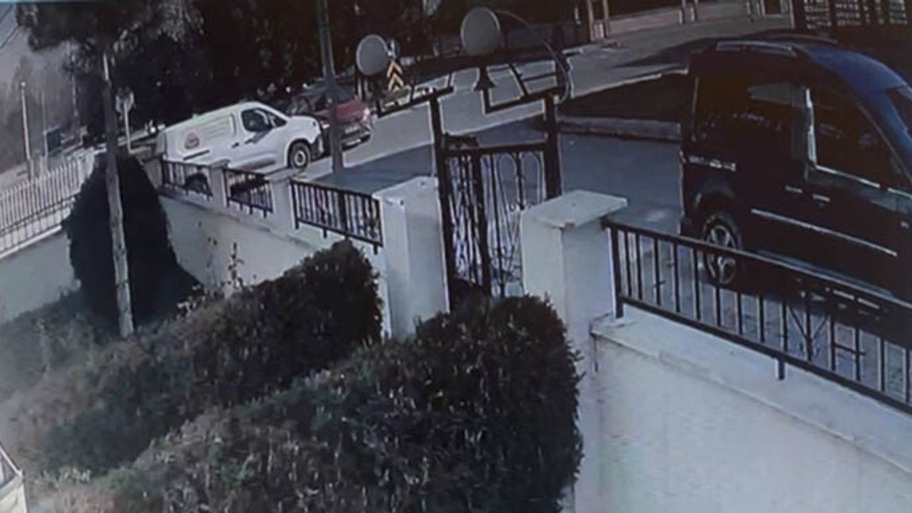 Eskişehir'de Güvenlik Kamerasına Yansıyan Kaza: Ticari Araç Otomobile Çarptı, 2 Araç Hurdaya Döndü