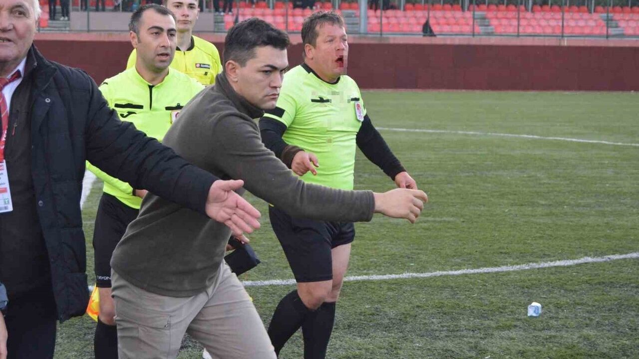 Eskişehir'de Hakeme Saldırı: Birlikspor-Eskişehir Kolej Maçı Kamerada