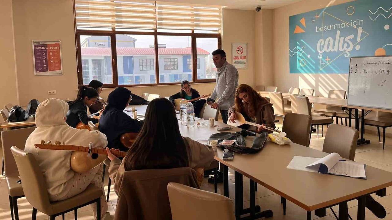 Eskişehir'de Hızır Bey Yurdu'nda Kız Öğrenciler Bağlama Öğreniyor