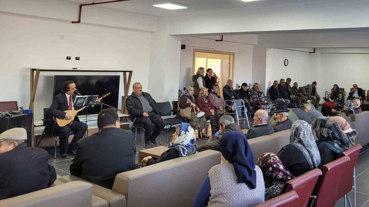 Eskişehir'de huzurevi sakinlerine Yaşar Aydın konseri