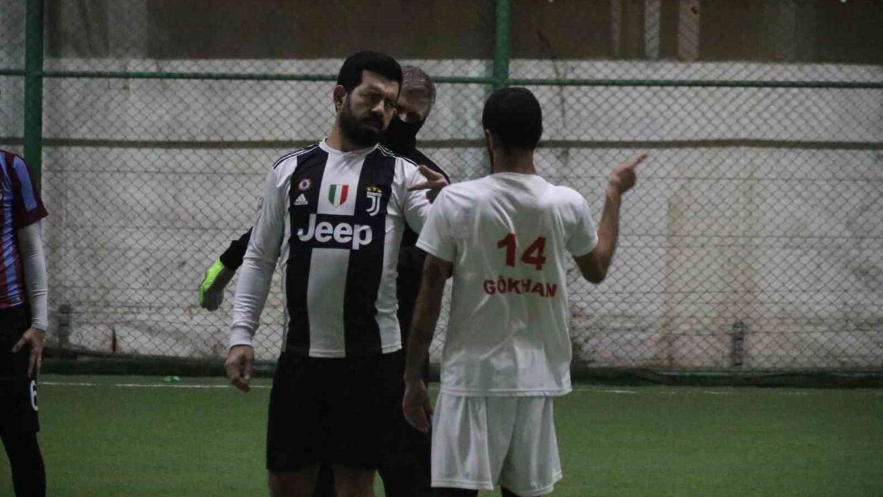 Eskişehir'de İşitme Engelliler Halı Sahada İşaret Diliyle Maç Yapıyor