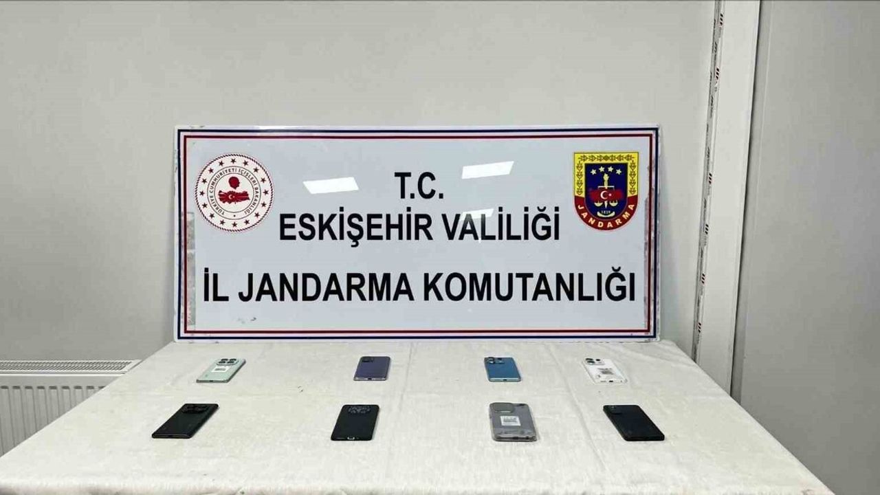 Eskişehir’de Kaçak Tütün ve Gümrük Kaçağı Cep Telefonu Operasyonu