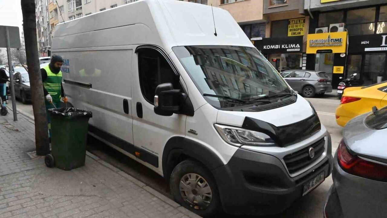 Eskişehir'de Kamyonet Takside İnen Kadının Ayağını Ezdi