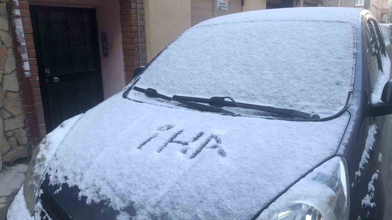 Eskişehir'de Kar Etkili: Park Halindeki Araçlar Beyaza Büründü