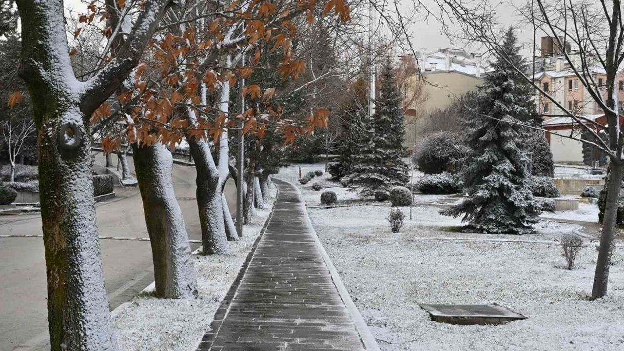 Eskişehir'de Kar Sürprizi: Anadolu Üniversitesi'nde Kartpostallık Manzaralar