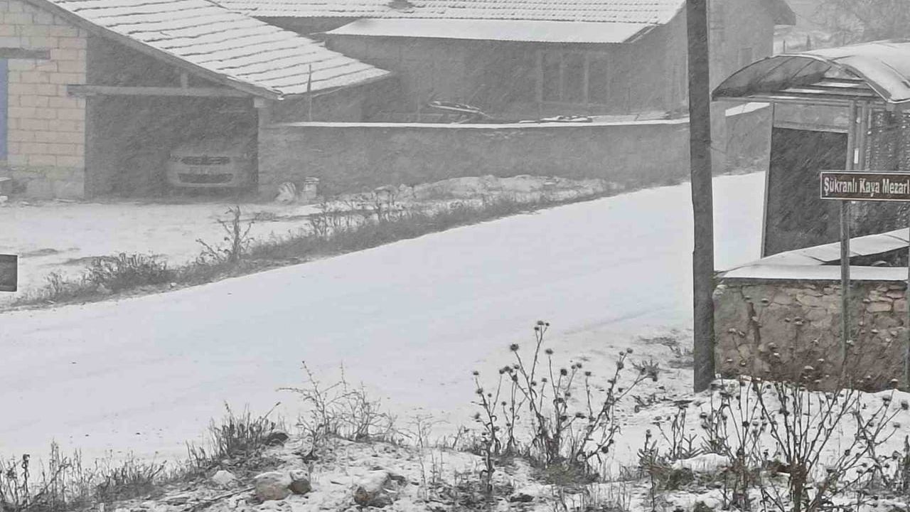 Eskişehir'de Kar Yağışı: Şükranlı Mahallesi Beyaza Büründü