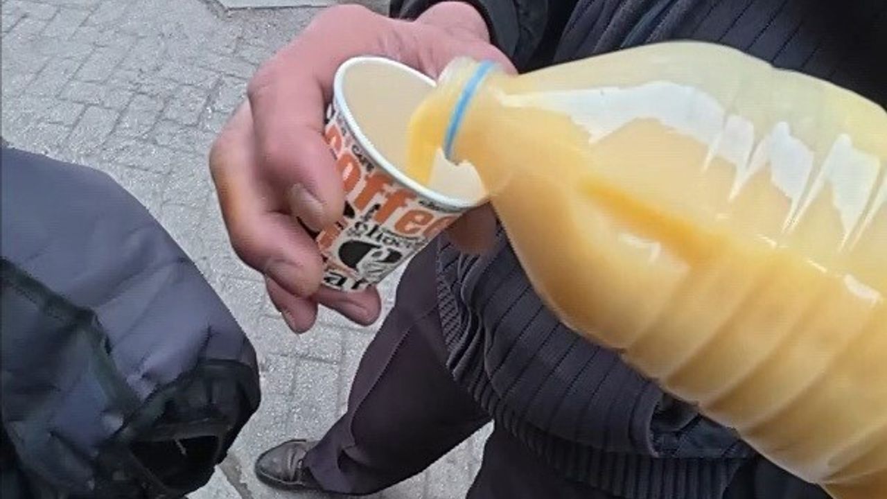 Eskişehir'de Kurye Motosikletiyle Boza İkram Etti