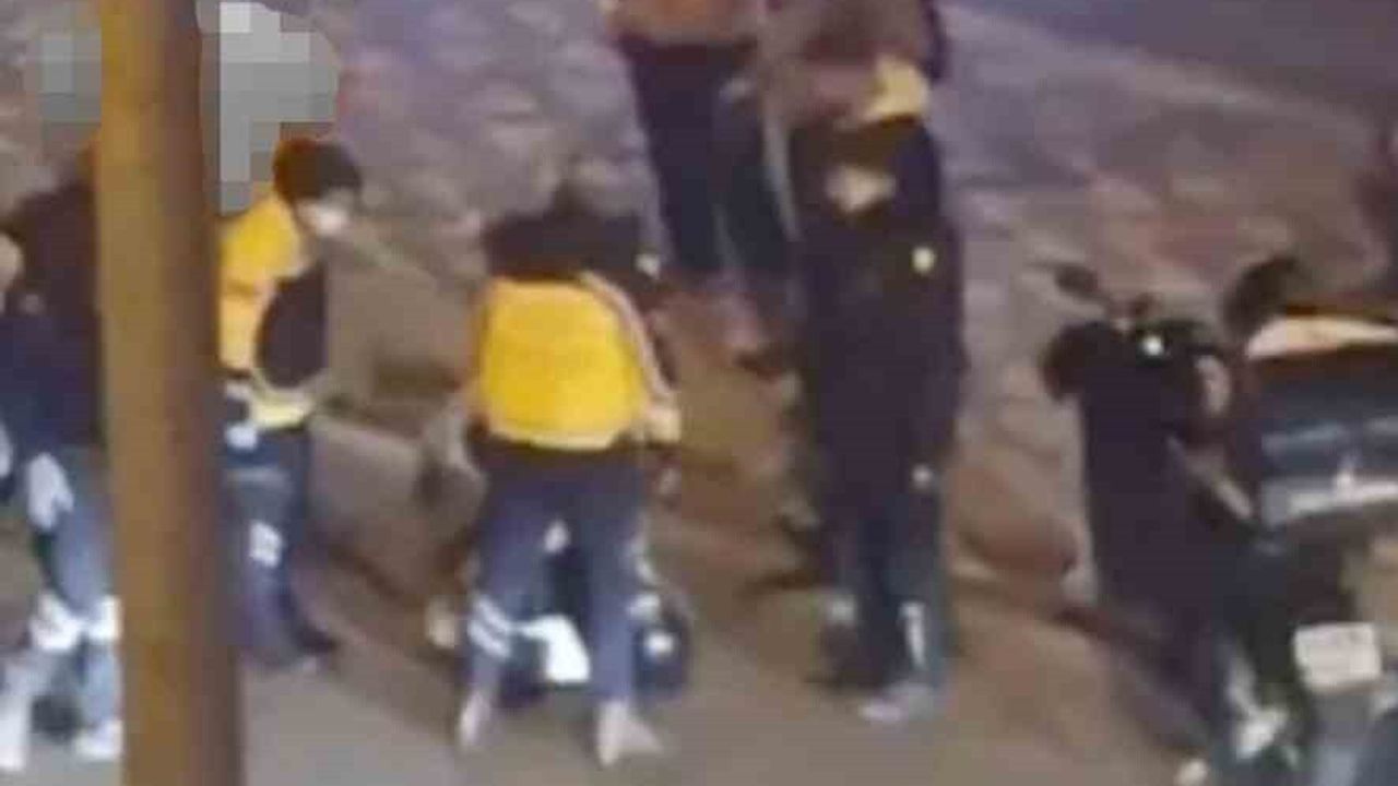 Eskişehir'de kurye motosikletten düştü, hastaneye kaldırıldı