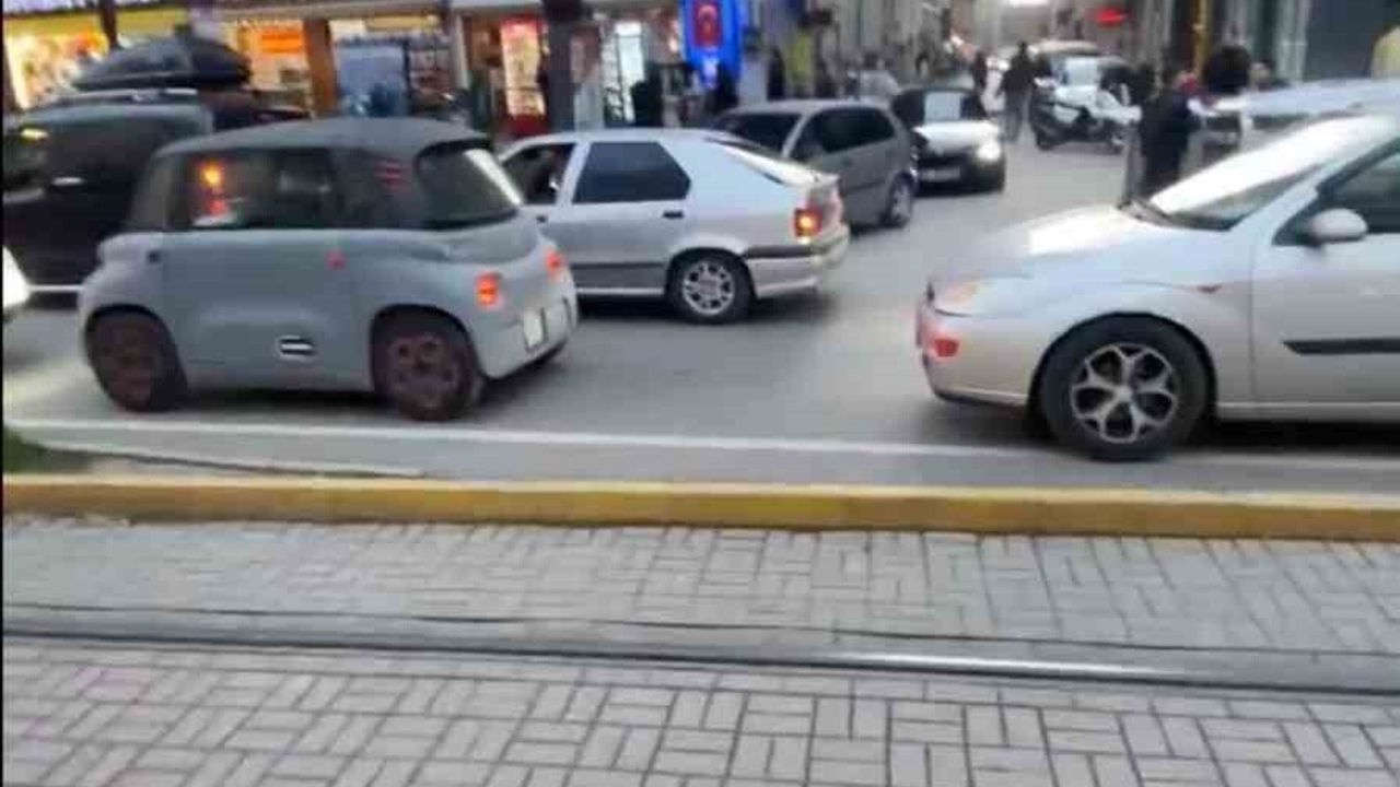Eskişehir'de motosiklet sürücüsü tramvay yolunu kullanarak trafiği aştı