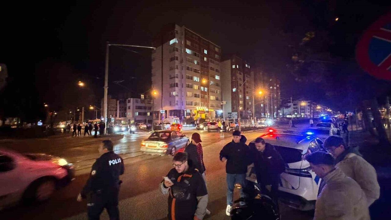 Eskişehir'de motosiklet SUV'ye yandan çarptı: Sürücü yaralandı