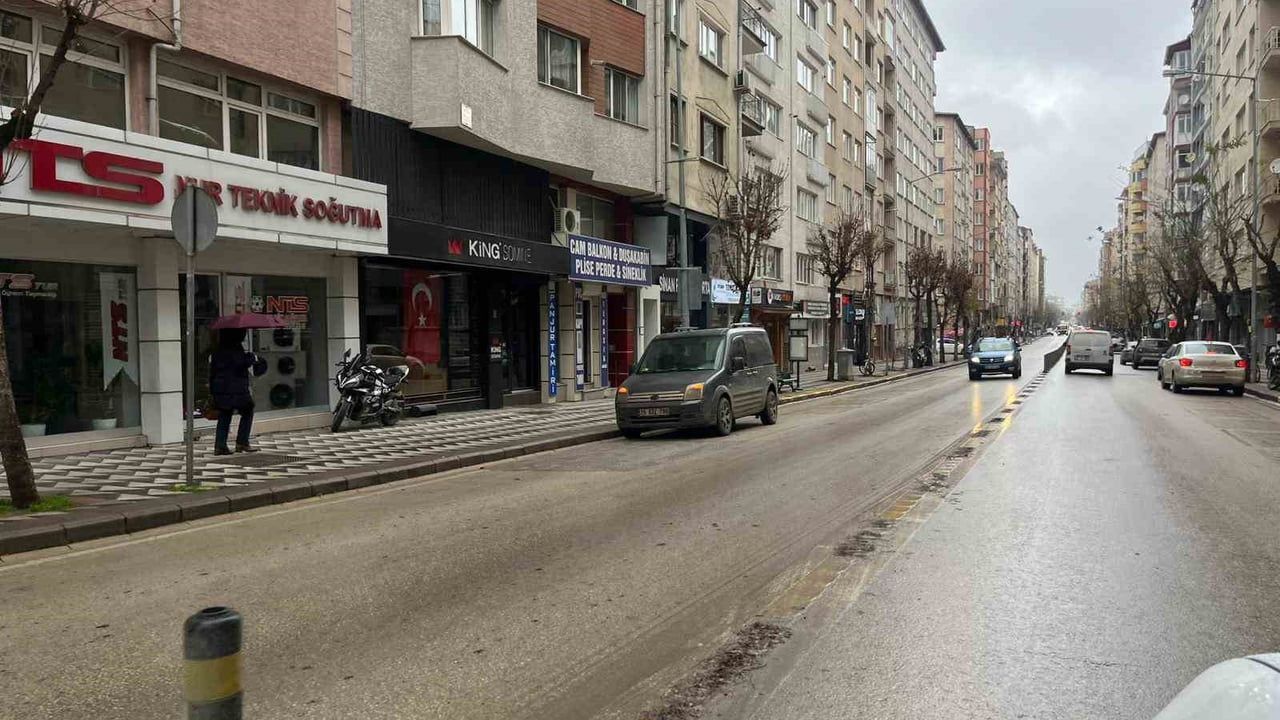 Eskişehir'de Mustafa Kemal Atatürk Caddesi'ndeki Tepki Çeken Dubalar Söküldü