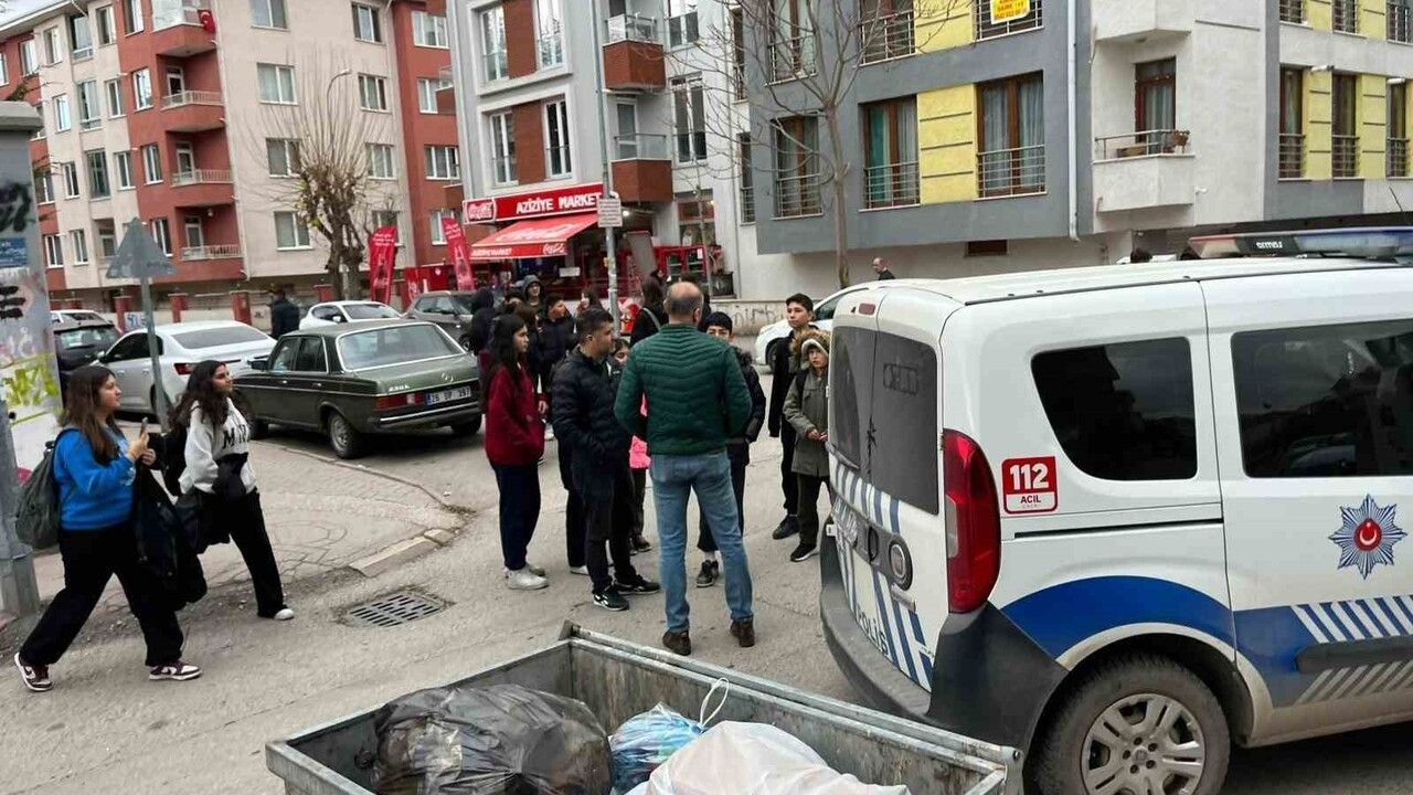 Eskişehir'de Okul Çıkışı Dehşeti: 12 Yaşındaki Çocuk Bıçaklandı