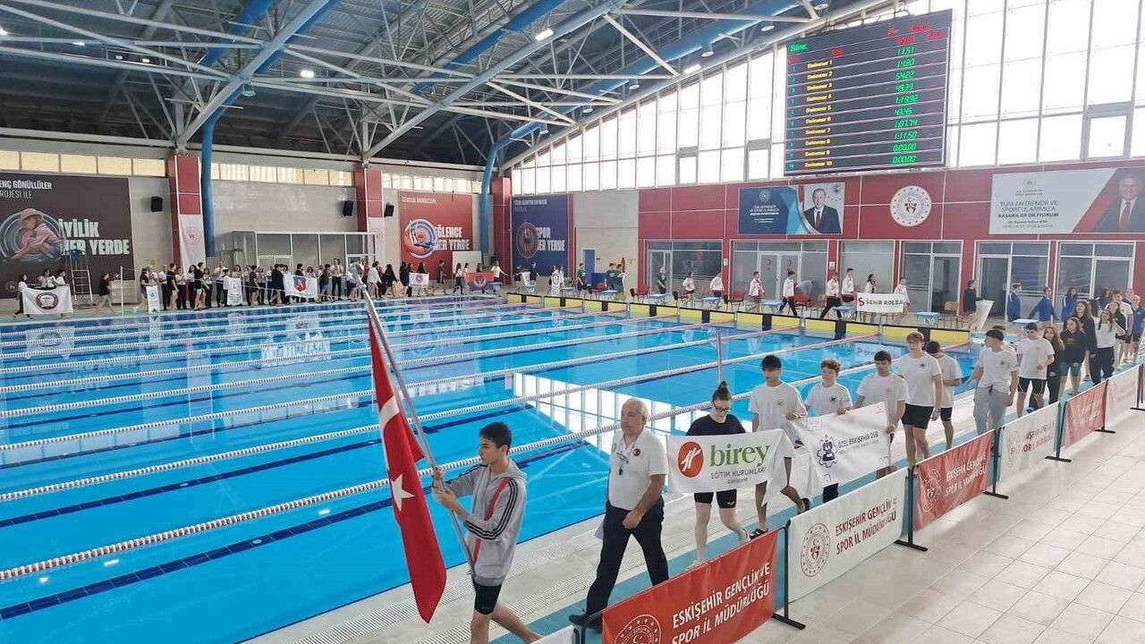 Eskişehir'de 'Okul Sporları Gençler İl Birinciliği Yüzme' Müsabakaları Sürüyor