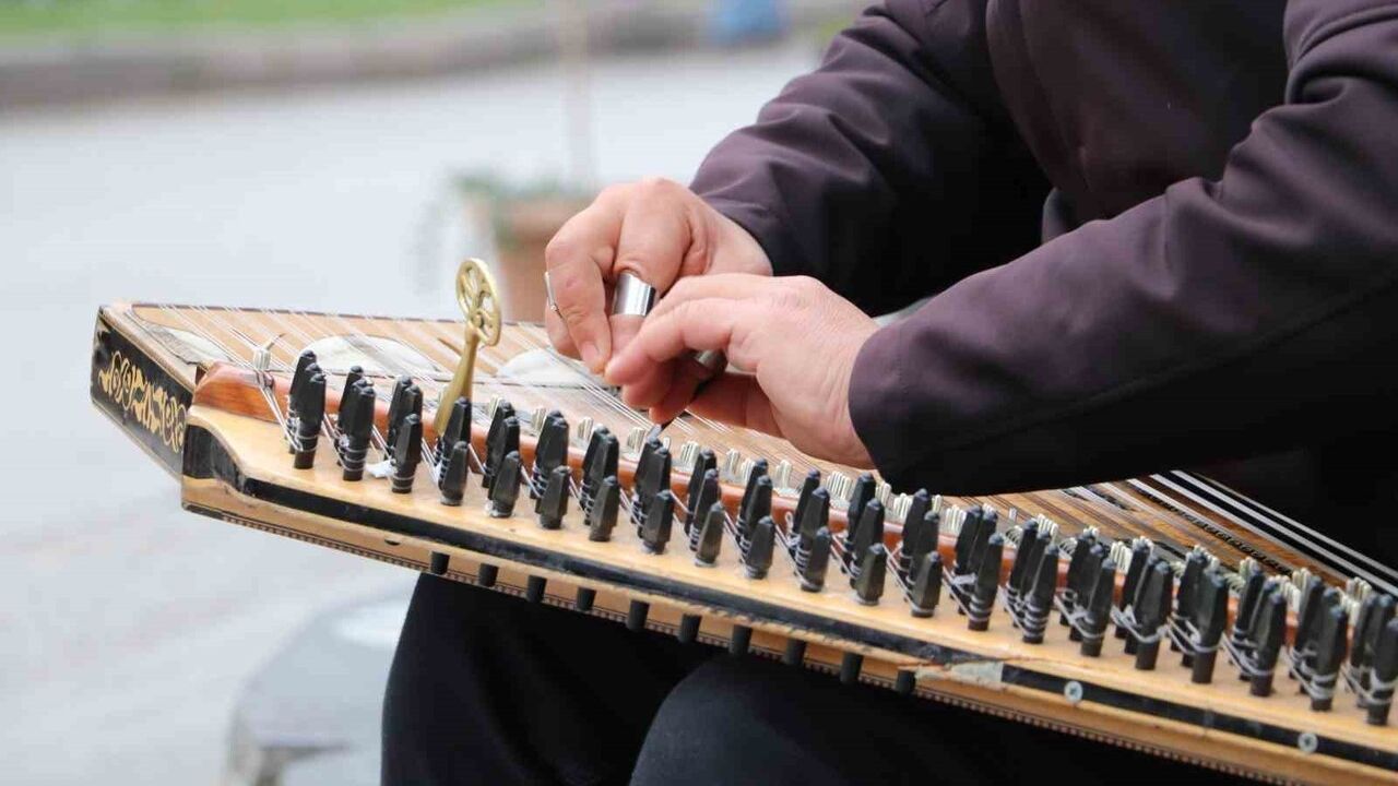 Eskişehir'de Soğuklara Rağmen Sokakta Kanun Çalan Sanatçı