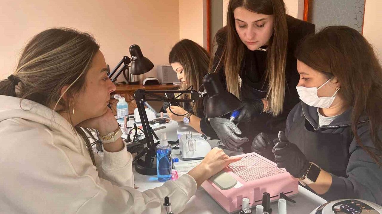 Eskişehir'de Türkiye'nin İlk Kamu Protez Tırnak Atölyesi Açıldı