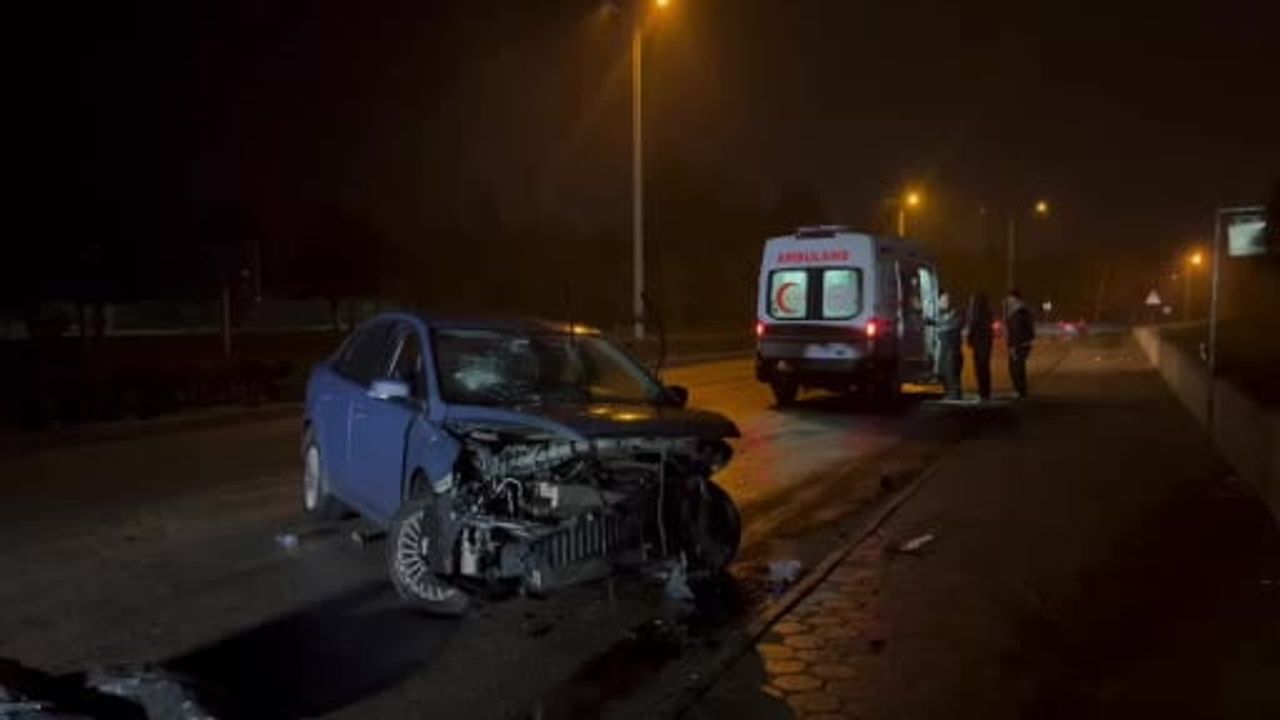 Eskişehir'de Yağmurda Aynı Cadde Üzerinde 4 Kaza: Sürücüler Diğerlerini Uyardı