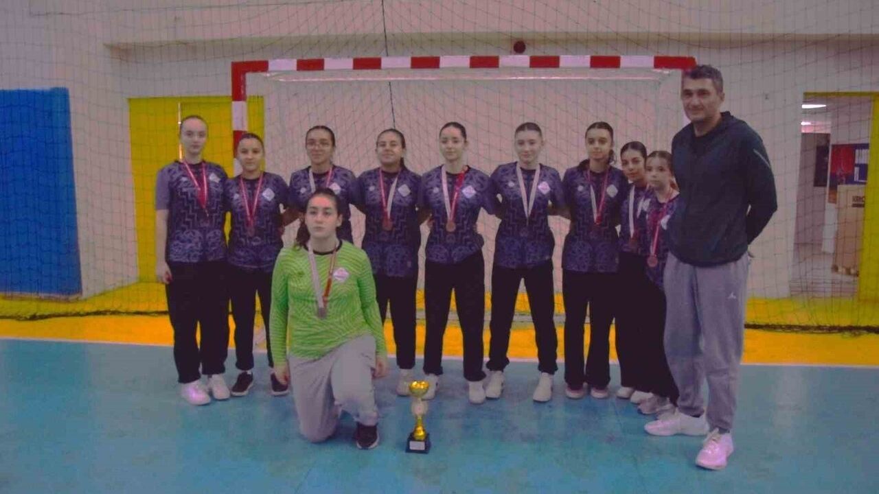 Eskişehir Okul Sporları Hentbol Yıldız Kızlar: Melahat Ünügür Şampiyon