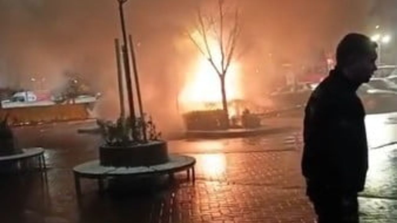 Eskişehir Şehir Hastanesi Otoparkında Yangın: 2 Otomobil Kullanılamaz Hale Geldi