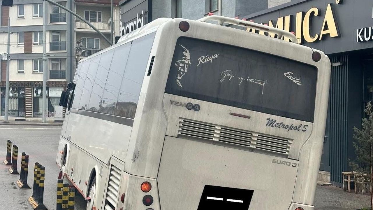 Eskişehir Tepebaşı'nda Çukur Minibüsü Devrilme Tehlikesiyle Karşı Karşıya Bıraktı