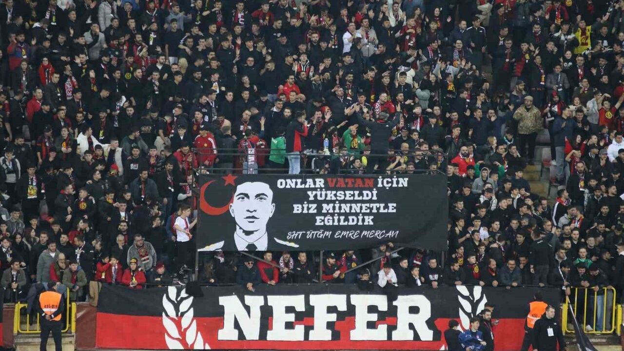 Eskişehirspor Taraftarından Emre Mercan'a Duygusal Pankart