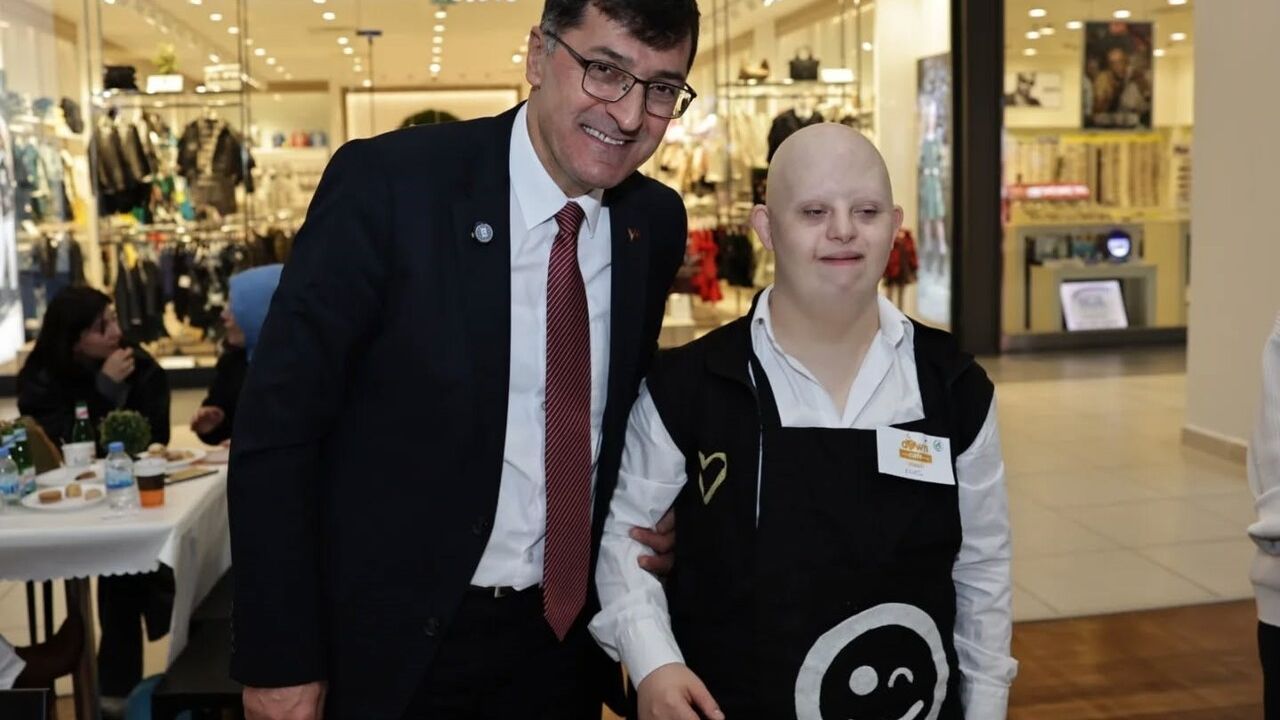 Eyüp Kahveci'den Down Cafe Etkinliğinde Özel Çocuklara Destek
