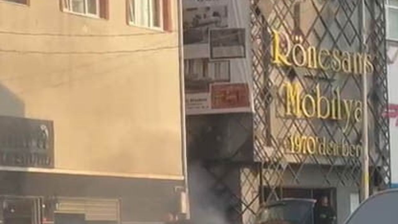 Eyüpsultan'da Audi A3'ün Motorunda Yangın: Sahibi Tüple Söndürdü