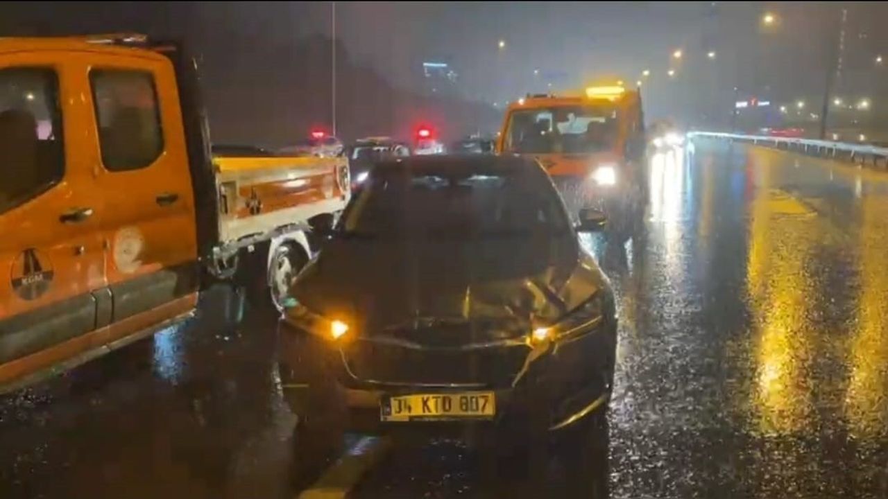 Eyüpsultan'da Sağanakta 7 Araçlı Zincirleme Kaza: 2 Yaralı