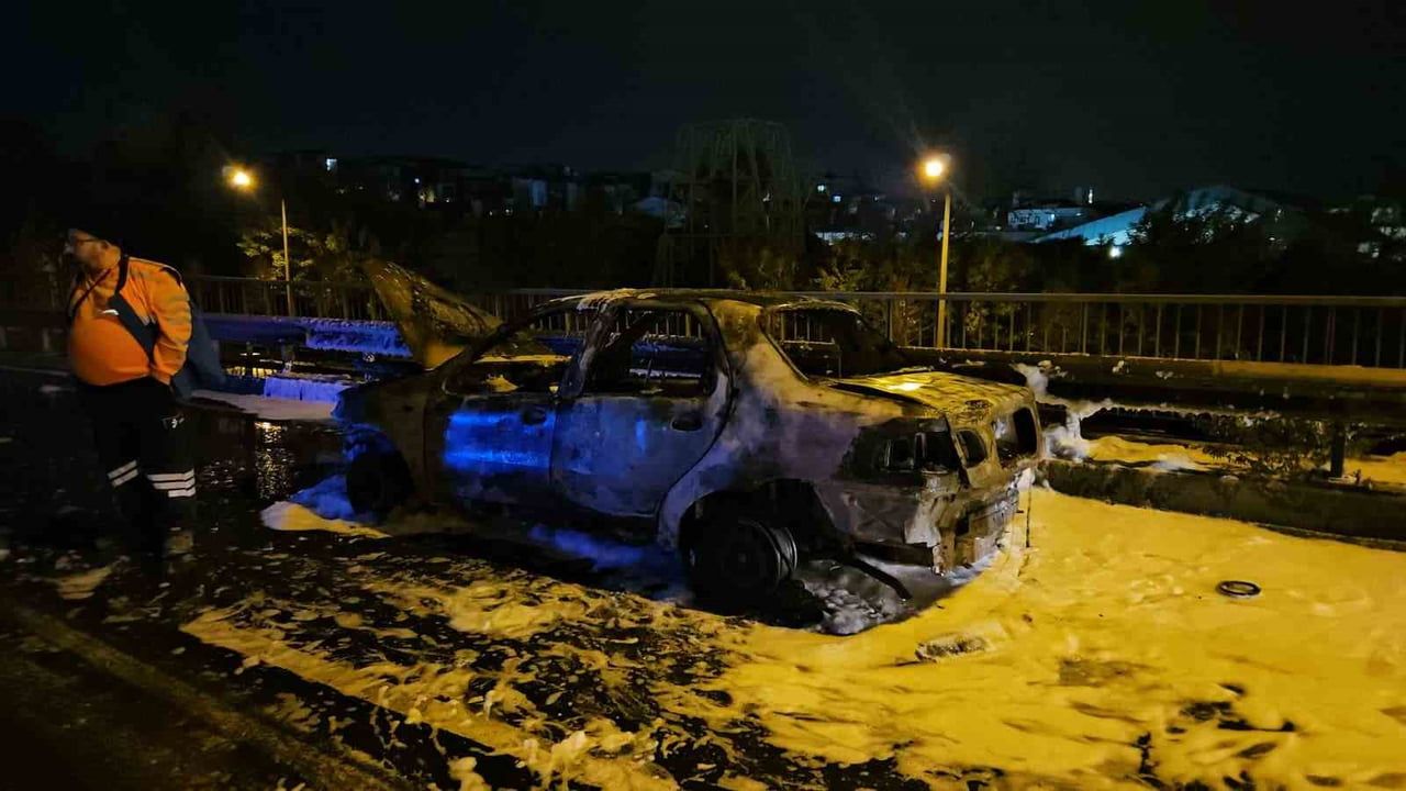 Eyüpsultan'da Seyir Halindeki Otomobil Alev Aldı