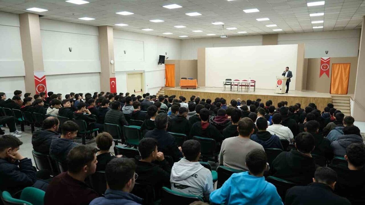 Fakirullahoğlu’ndan 15 Temmuz Şehitleri Anadolu İHL’de Konferans