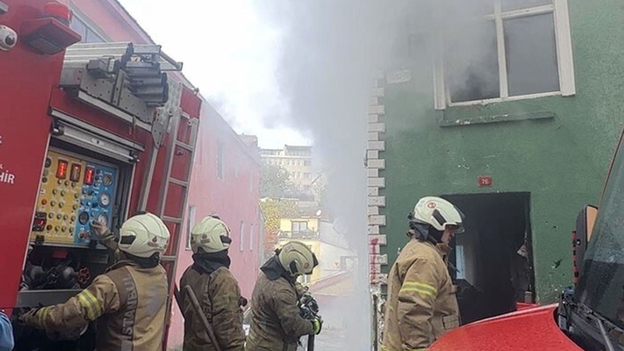 Fatih'te 2 Katlı Binada Yangın: 8 Kişilik Aile Son Anda Kurtuldu