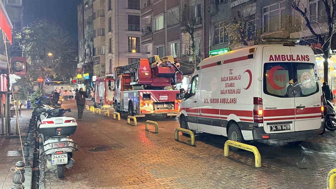 Fatih’te otopark yangını 2 katlı binaya sıçradı — O anlar kamerada